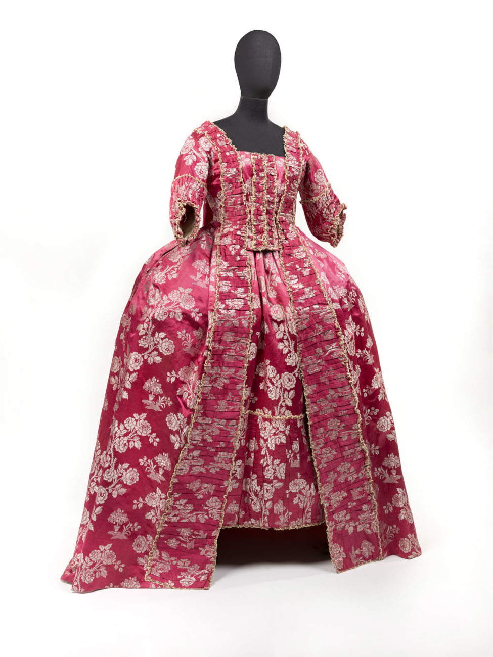 Fabrication v&eacute;nitienne, ensemble f&eacute;minin en deux pièces en damas à liser&eacute; rouge et blanc, orn&eacute; de motifs repr&eacute;sentant des vases, des fruits et des fleurs (1755-1780)