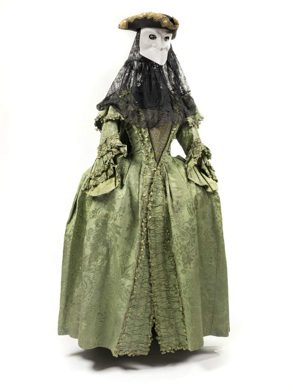 Fabrication vénitienne, surchemise féminine de type « Andrienne » en damas de soie vert orné de motifs floraux et de rubans (1760-1765)