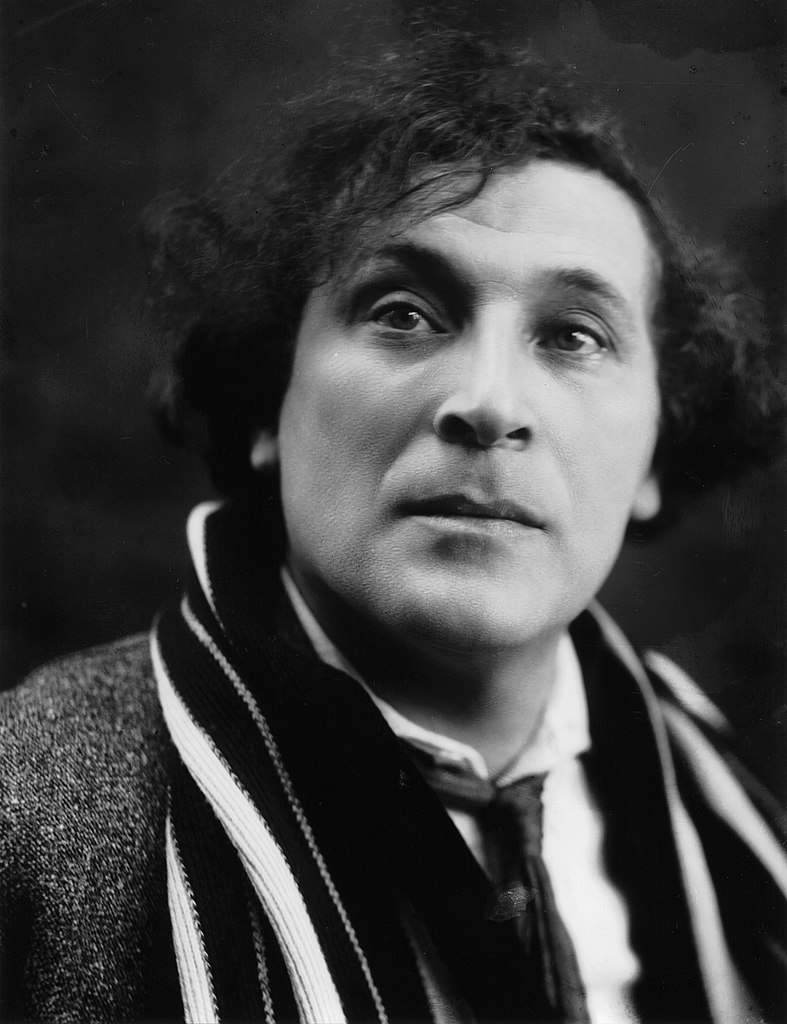 Marc Chagall negli anni Venti. Foto di Pierre Choumoff