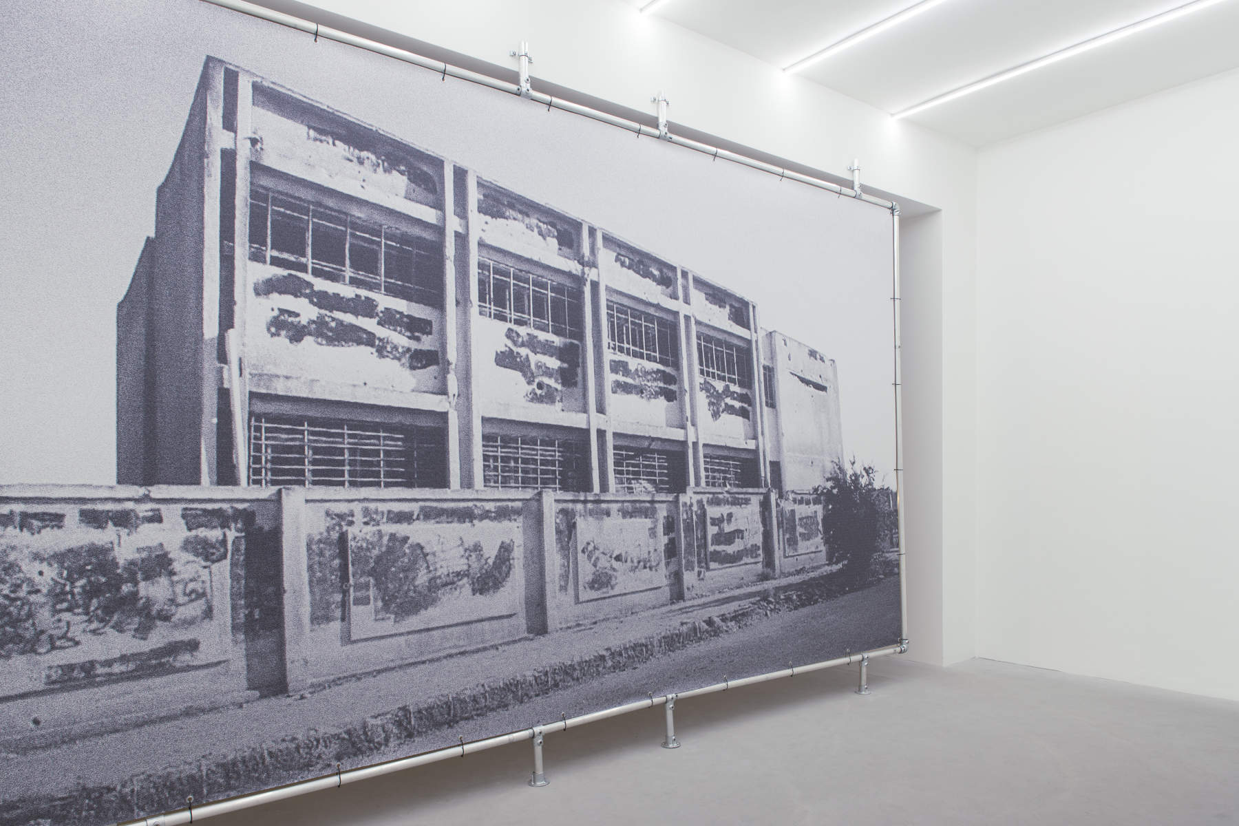Margherita Moscardini, THE SCHOOL - Vista de la exposición «But as Infrastructure», Gian Marco Casini, Livorno (2025; impresión sobre PVC, aluminio y acero, 300 &times; 500 cm). Foto: Alessio Belloni. Colección Matteo Rossini.