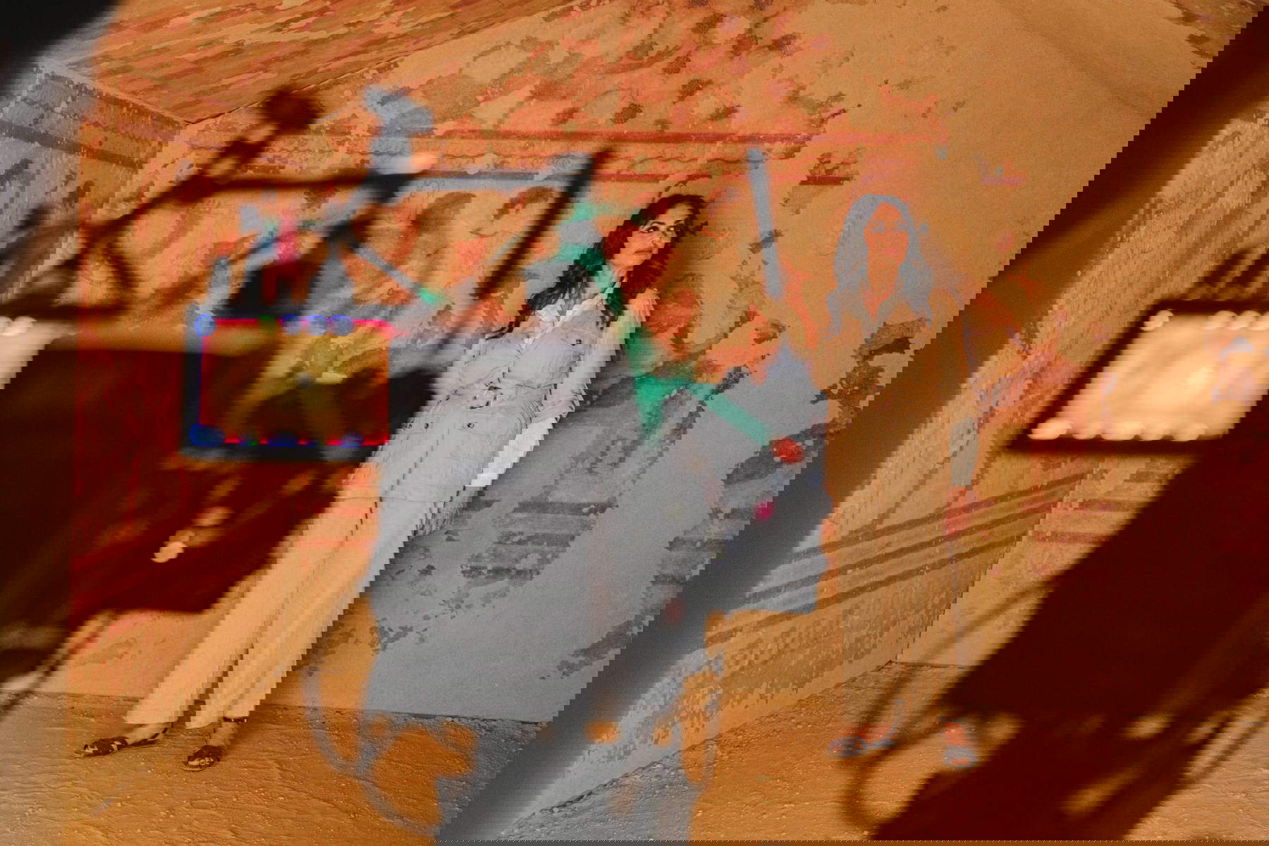 Backstage des Via Etrusca-Werbefilms mit Maria Grazia Cucinotta. Foto: Skylab Studios