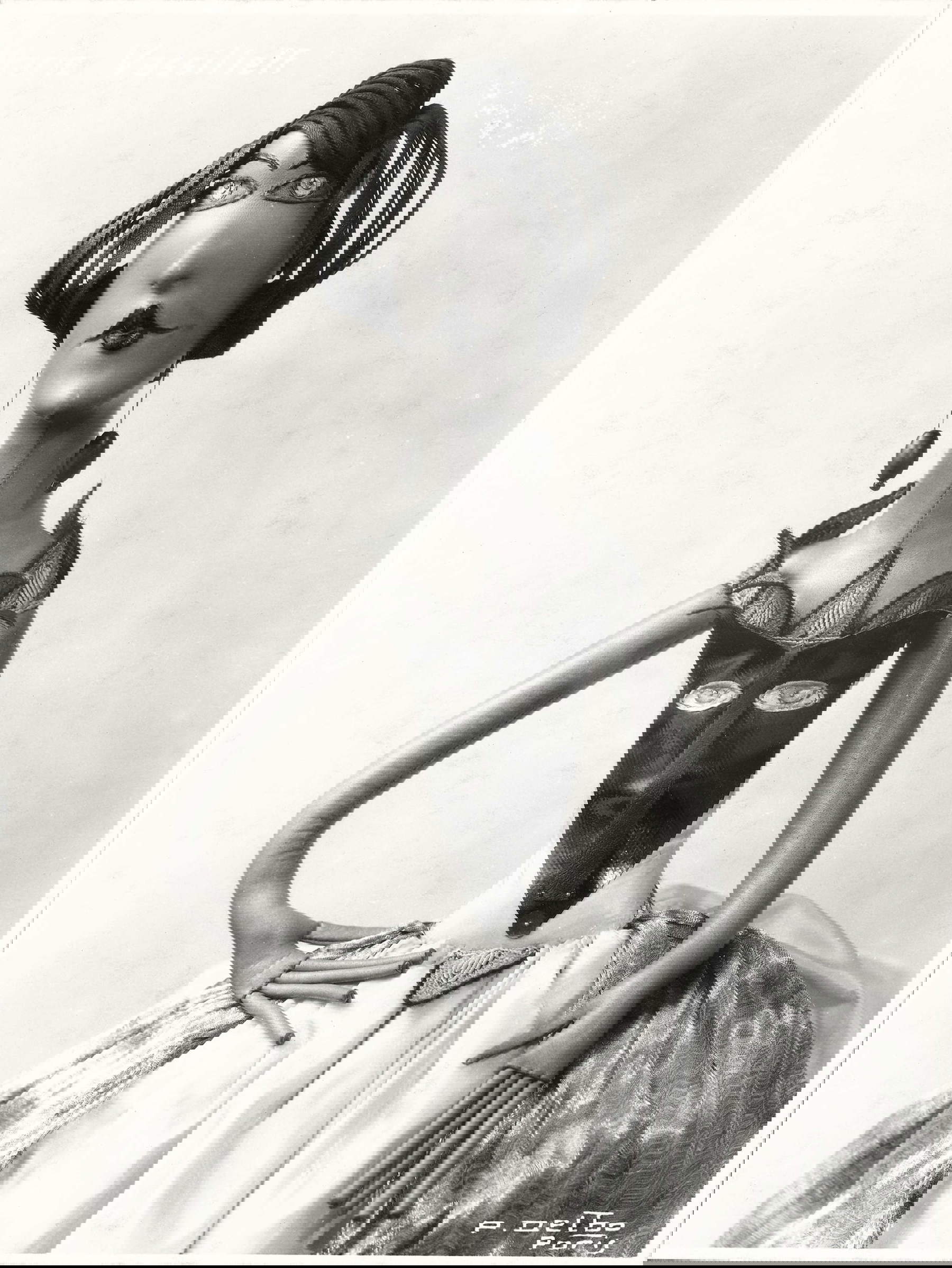 Marie Vassilieff, Bambola Carina Ari, fotografiert von Pierre Delbo (um 1922; Fotografie, 22 x 17 cm; Paris, Sammlung Claude Bern&egrave;s). Mit freundlicher Genehmigung von Rouillac, Frankreich