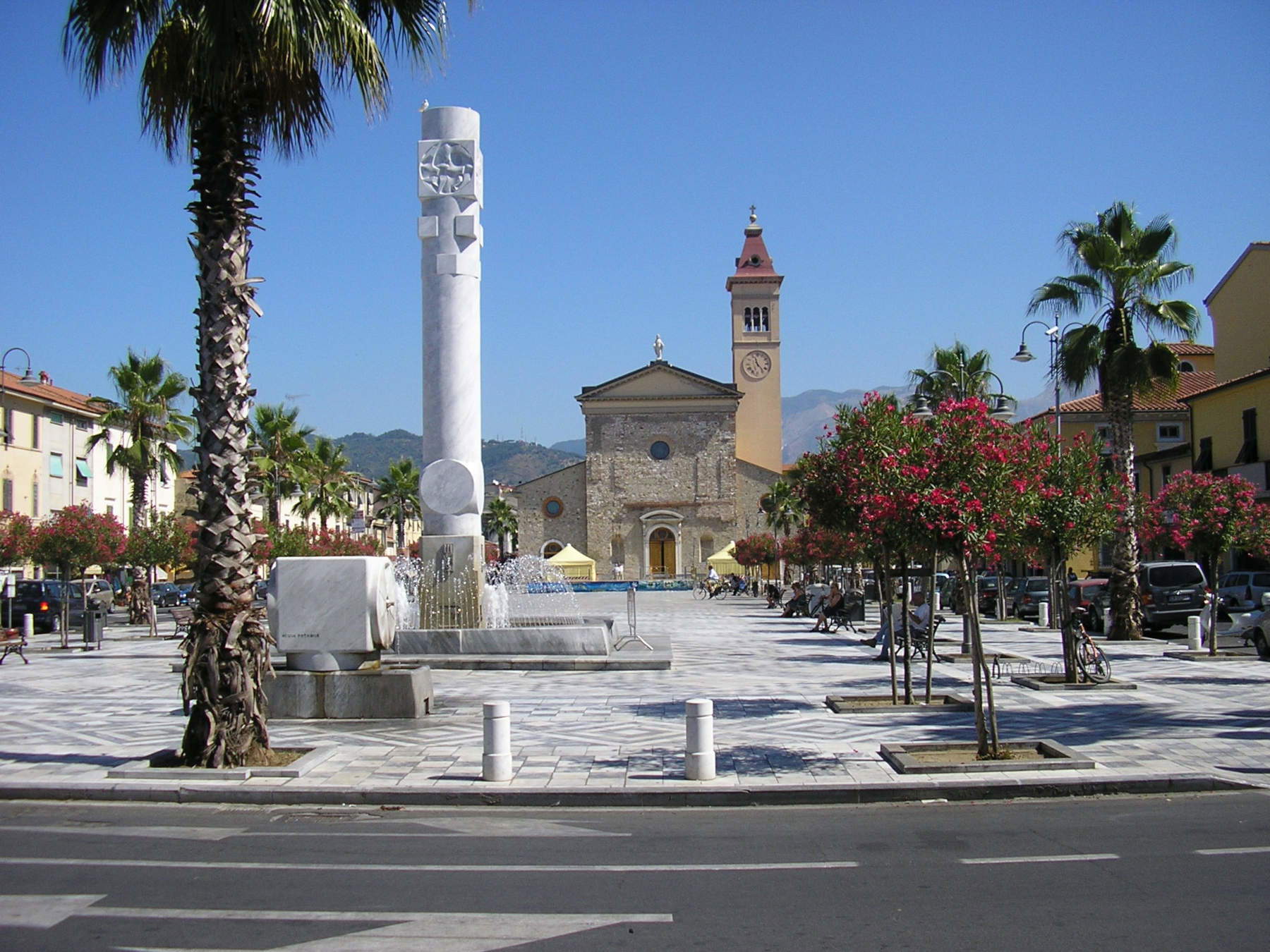 Marina di Carrara, Piazza Menconi. Photo: Wikimedia Commons &ndash; Gregorovius | Creative Commons Attribution-Share Alike 3.0 Unported License.