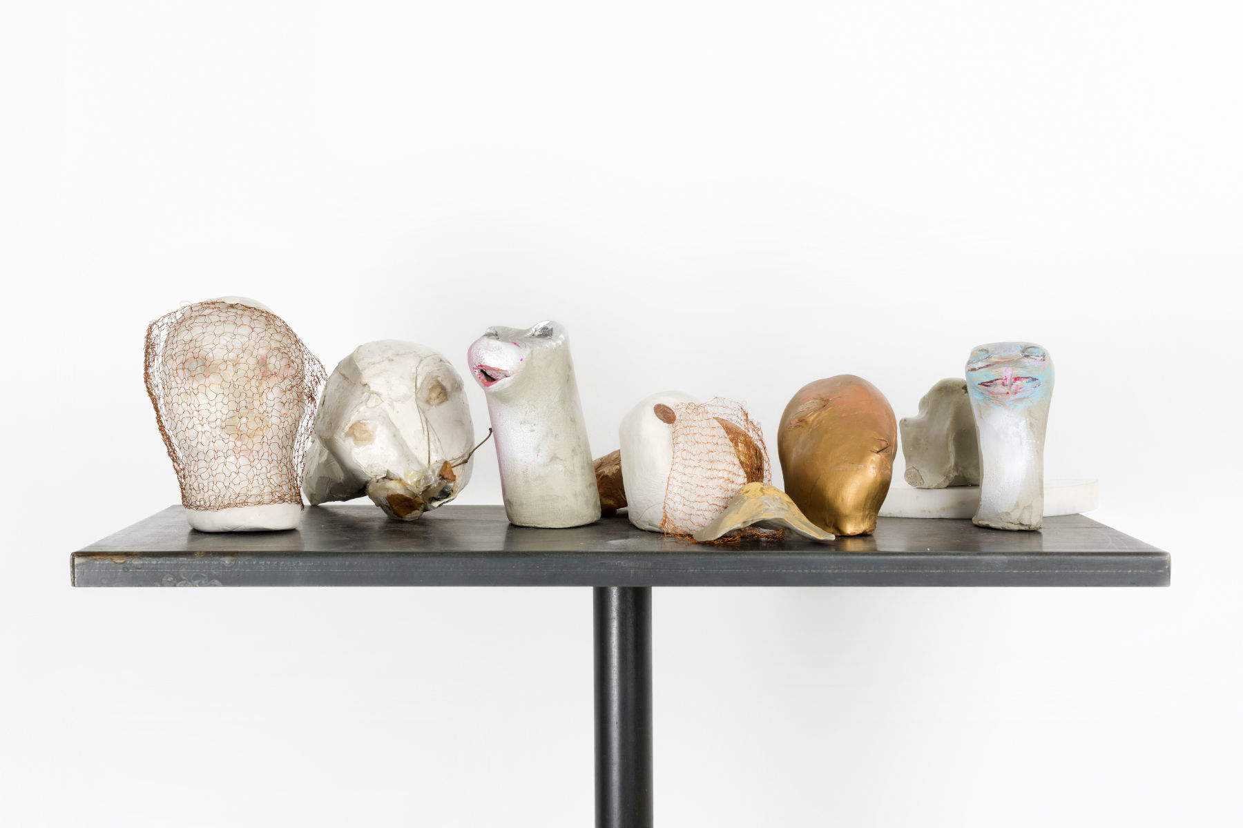 Marisa Merz, Sin título (sin fecha; ocho cabezas sobre mesa de metal, mesa 109 x 67 x 30 cm) Foto: Renato Ghiazza, con permiso de Fondazione Merz