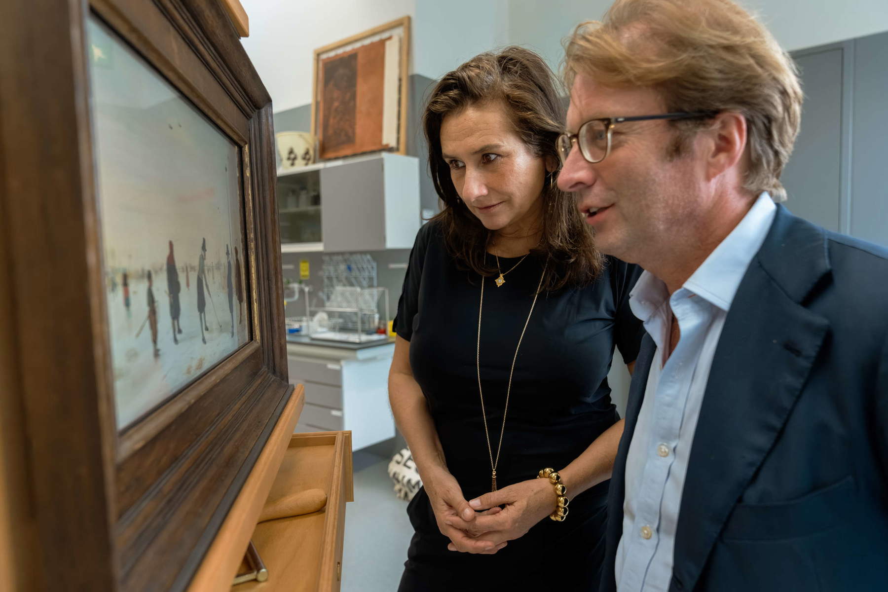 Martine Gosselink and Taco Dibbits are looking at the painting. Photo: Rijksmuseum/Rachel Ecclestone