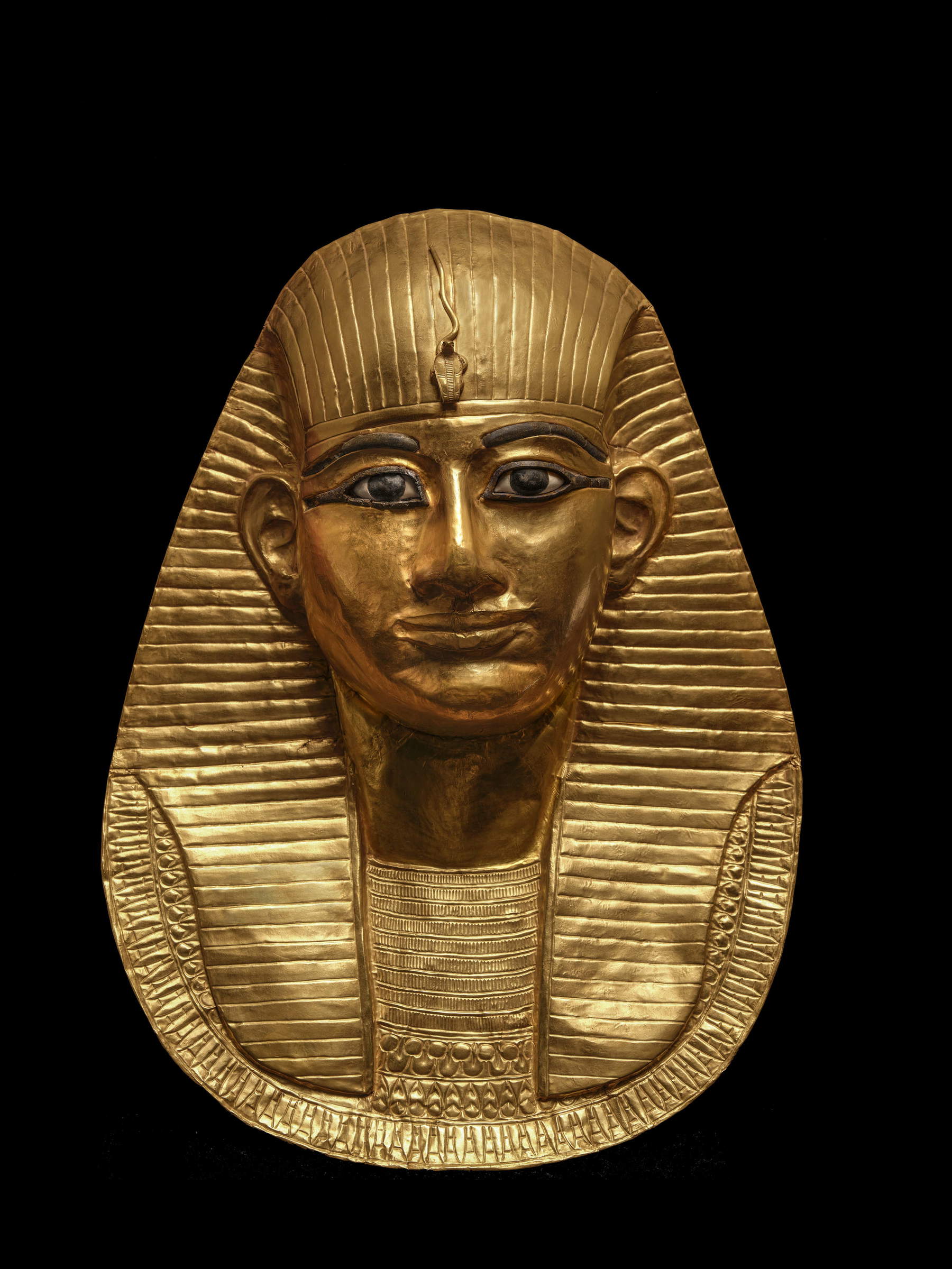Gold funerary mask of Amenemope (21st Dynasty, Third Intermediate Period, reign of Amenemope; gold, cartonnage; Cairo, Egyptian Museum). Photo: Massimo Listri