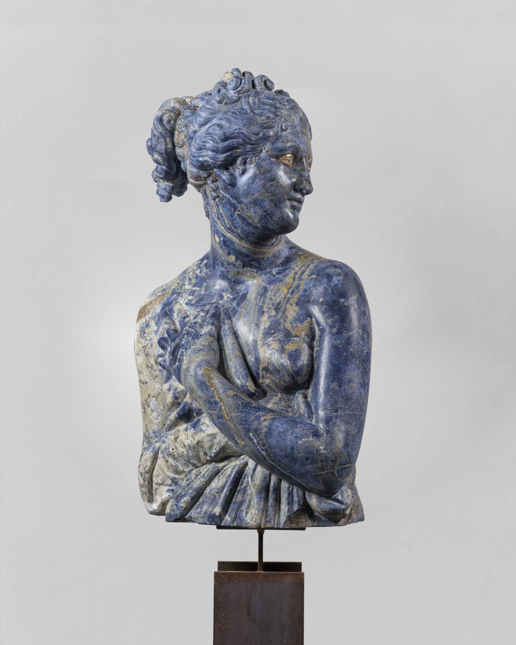 Massimiliano Pelletti, Blue Venus (2025; sodalite, white marble, malachite and bronze, 70x45x29 cm, ed. 1/1). Photo by Nicola Gnesi