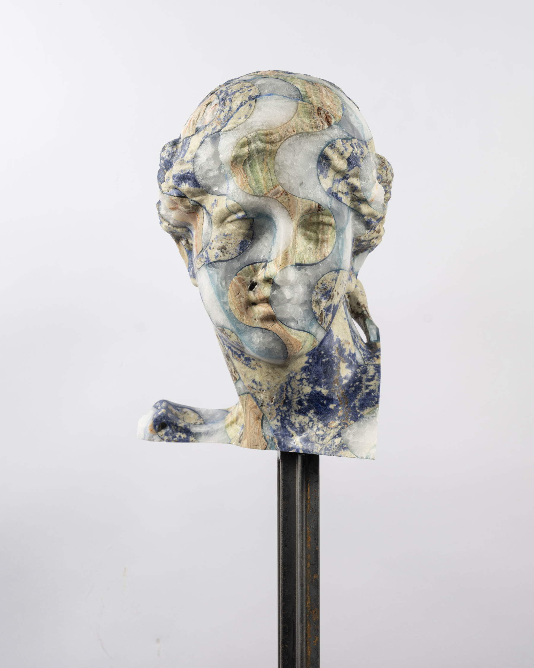 Massimiliano Pelletti, Fusion (2023; Mexican white onyx, sodalite, and emerald onyx, 39x27x32 cm, ed. 1/1). Photo by Nicola Gnesi