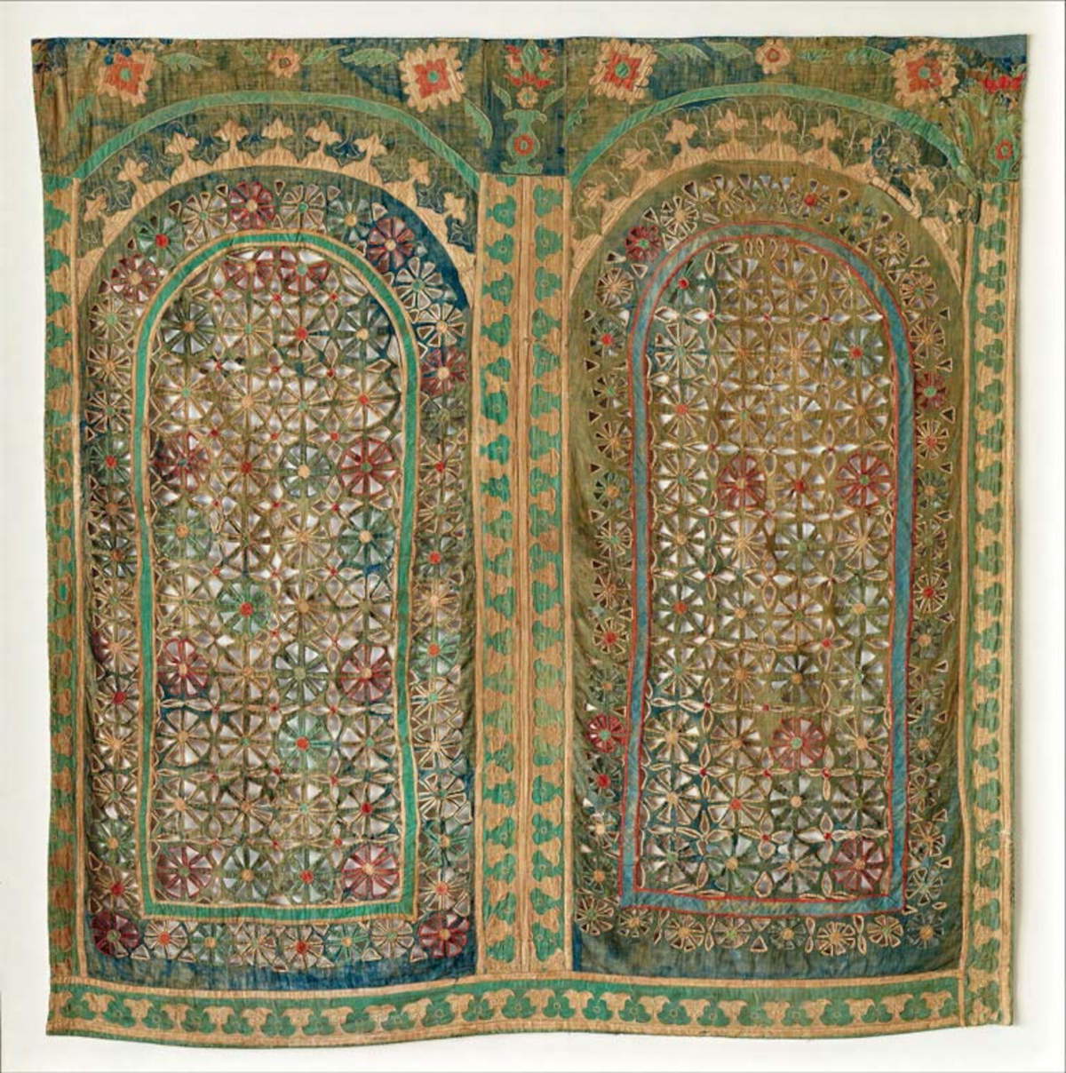 Musciarabia blu e verde, Nordafrica, India settentrionale o Turchia (Fine XIX &ndash; inizio XX secolo; cotone, ricamo applicato con parti traforate, 217 &times; 212 cm; Mus&eacute;e Matisse Nice) &copy; Mus&eacute;e Matisse Nice/Fran&ccedil;ois Fernandez
