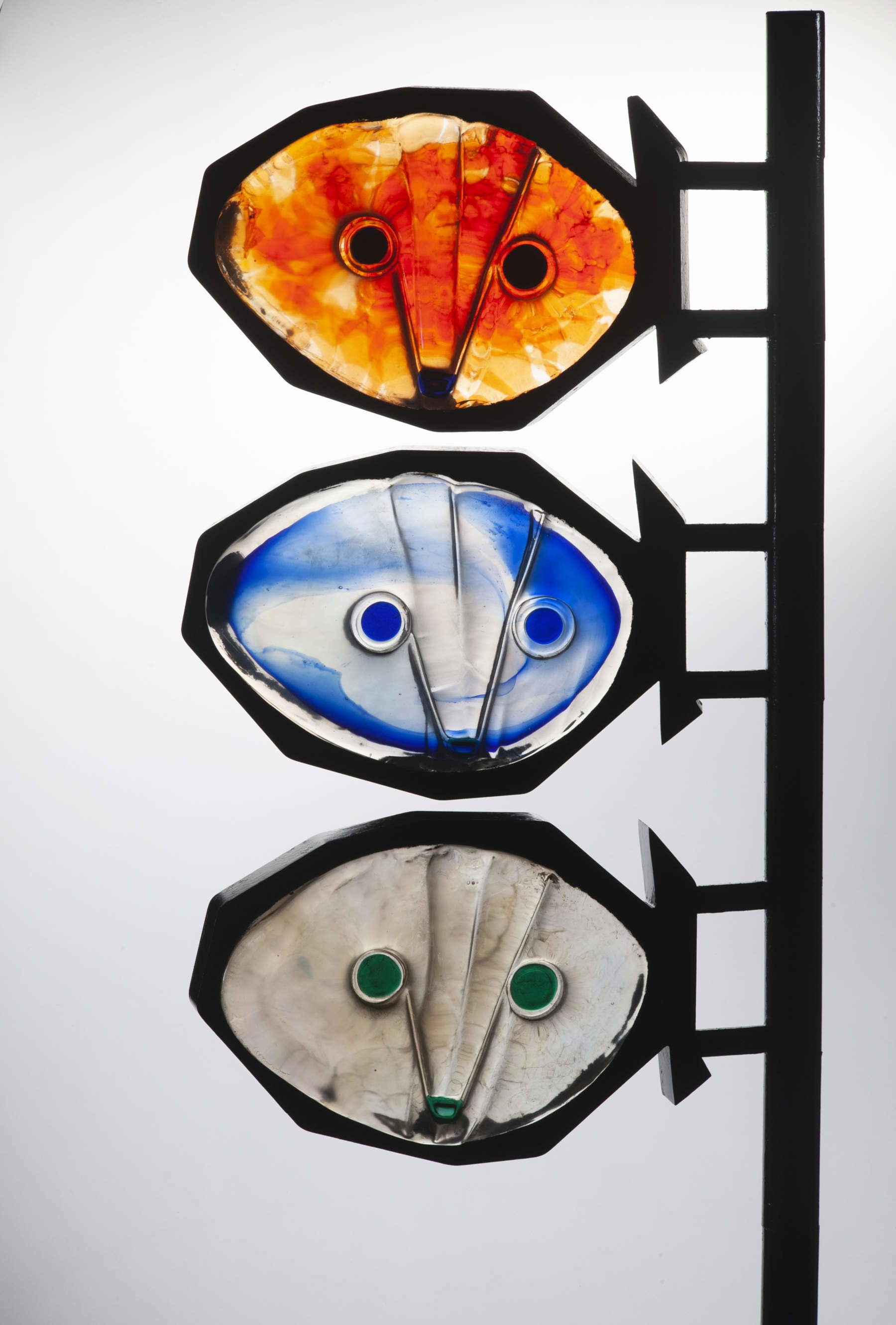 Max Ernst, Arcaico (1968; Piastre in vetro policromo realizzate a stampo, supporto metallico, 173,5 &times; 81, 88 cm complessivi; larghezza ciascun elemento 47 cm; Venezia, Collezione Egidia Costantini) &copy; MAX ERNST, by SIAE 2026