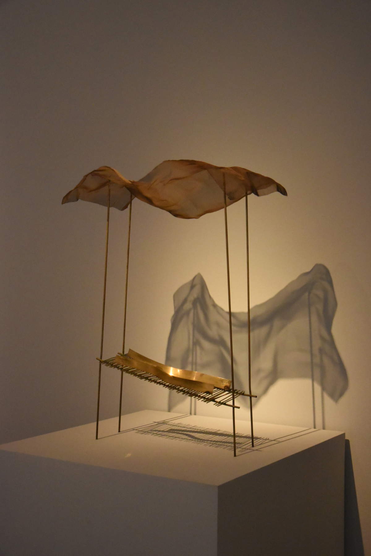 Fausto Melotti, Aprile (1984; ottone, 57,5 x 50 x 27 cm; Collezione privata)