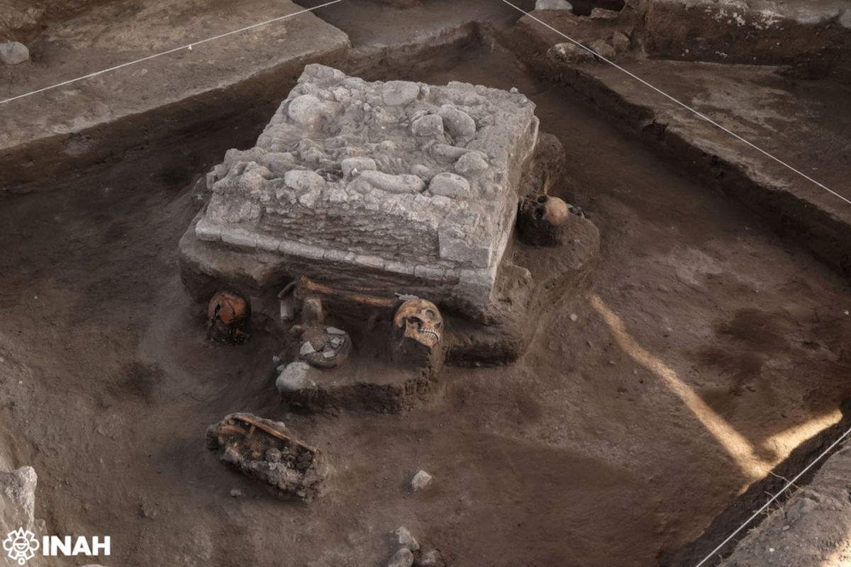 Altar y ofrendas afuera de la zona arqueológica de Tula, en el estado de Hidalgo. Foto: Gerardo Pe&ntilde;a, INAH.