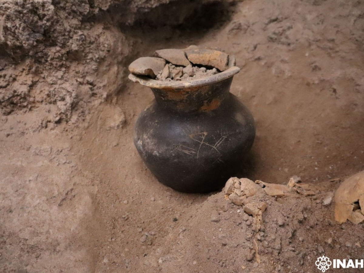 Eine kleine Vase, die unter den Grabbeigaben gefunden wurde. Foto mit freundlicher Genehmigung von V&iacute;ctor Heredia - INAH