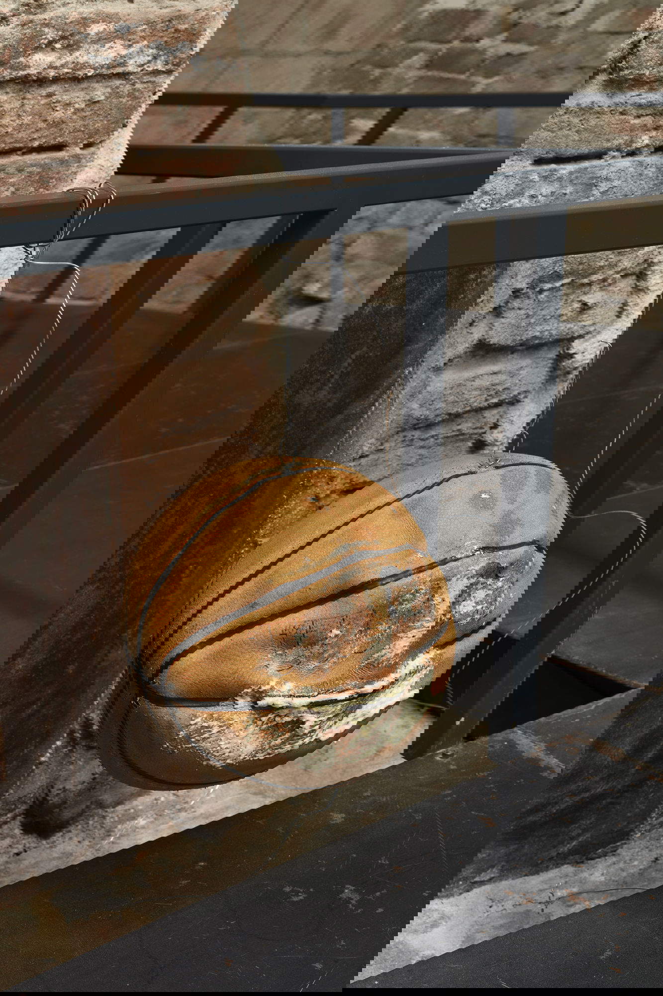 Installation pour l'exposition CC by Michael E. Smith, organisée par Simone Menegoi et Tommaso Pasquali, Palazzo Bentivoglio, Bologne, 2025. Photo : Carlo Favero