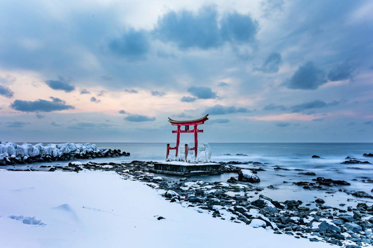 En lo alto, junto al agua, el torii del Santuario de Konpira vigila en silencio la costa del Mar de Japón. 2023