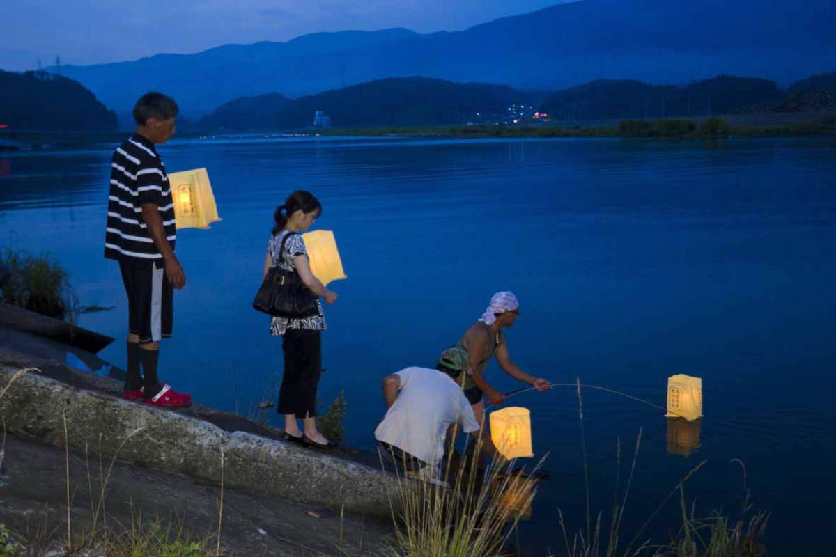 Toro Nagashi es la ceremonia de la colocación de farolillos durante el Obon, la tradicional fiesta japonesa de los difuntos. Durante la fiesta, que se celebra tradicionalmente a mediados de agosto, se colocan en el agua farolillos iluminados con velas para acompañar de vuelta a casa a los espíritus de los antepasados.