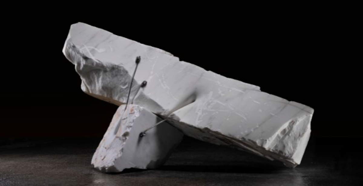 Ohanjanyan bei mudaC in Carrara: fünf monumentale Marmorskulpturen untersuchen die Spannung von Bindungen