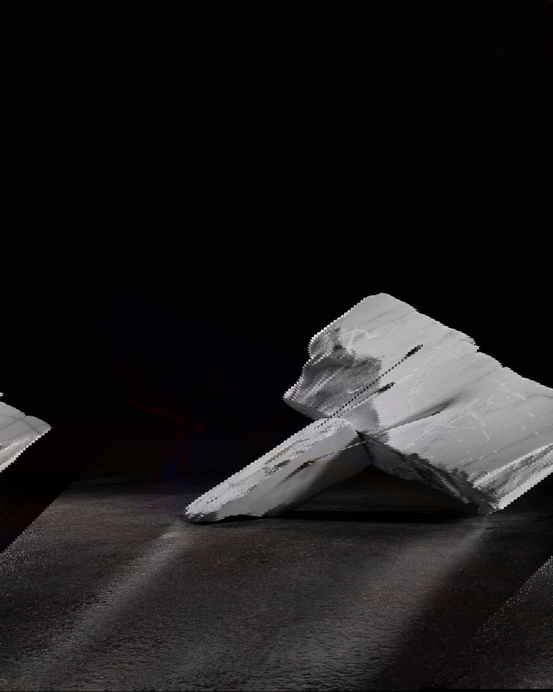 Mikayel Ohanjanyan, Ties that Bind (2025; weißer statuarischer Carrara-Marmor, Edelstahlseile, 121x210x90 cm) Foto: Nicola Gnesi