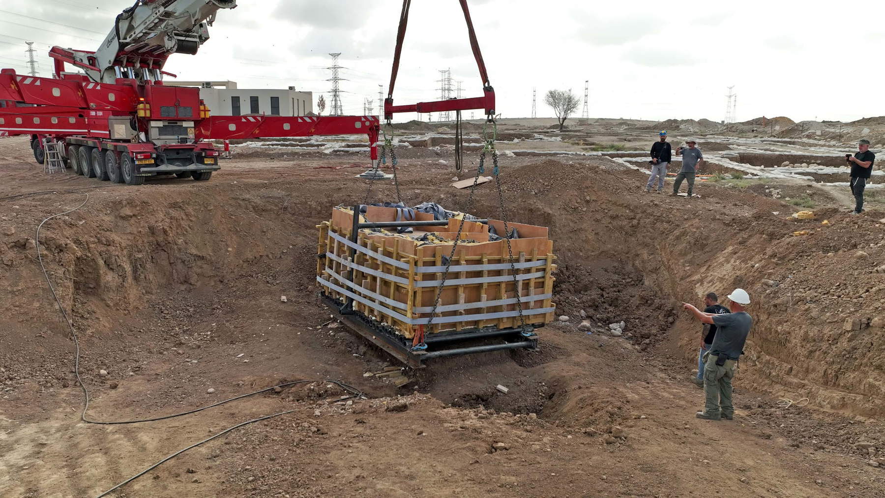 Chargement sur un camion d’un bain de purification datant de 2 000 ans. Photo : Emil Aladjem, Autorité israélienne des biens culturels