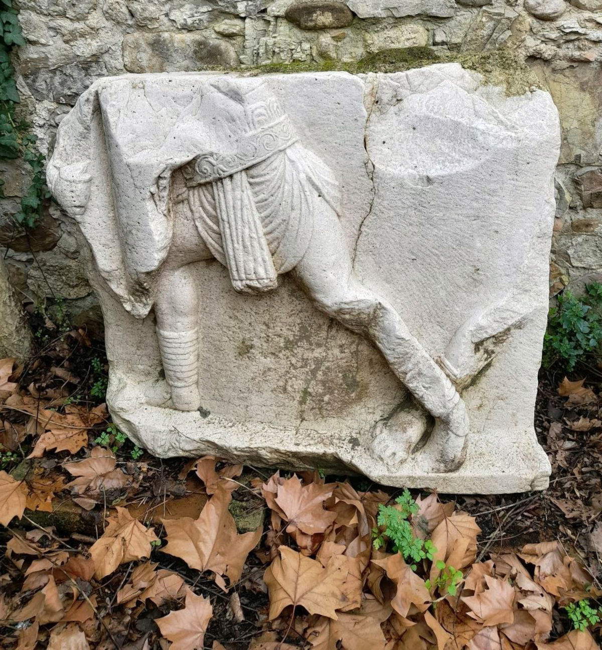 Der römische Block ist mit Gladiatorenszenen verziert. Foto: Ministerium für Kultur - Soprintendenza Archeologia, Belle Arti e Paesaggio für die Provinzen Caserta und Benevento