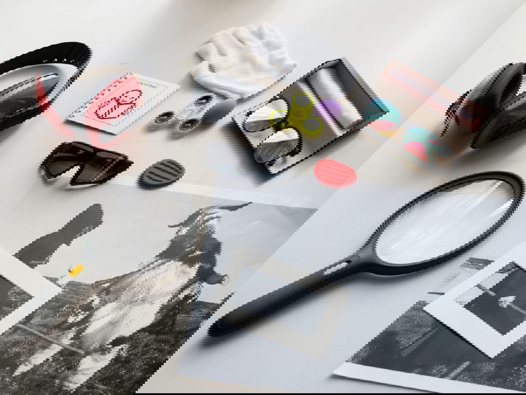 Rom, MUCIV, Museum der Zivilisationen. Objekte in der Focus Box und Sensory Bag, die im Museum erhältlich sind: Kopfhörer mit Geräuschunterdrückung, Lupe mit LED, leicht lesbare Karten, Sonnenbrille, Anti-Stress-Artikel, Stoffhandschuhe, Brille für Farbenblindheit, Vergrößerungen von Fotos im A3-Format, rechteckiger Blickfokussierer.  &copy; Pierfrancesco Celada / Gramma Studio