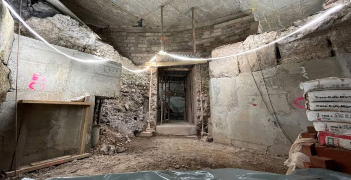 Deutschland, Römische Basilika, Treppe und Altar tauchen im Keller des MiQua in Köln wieder auf