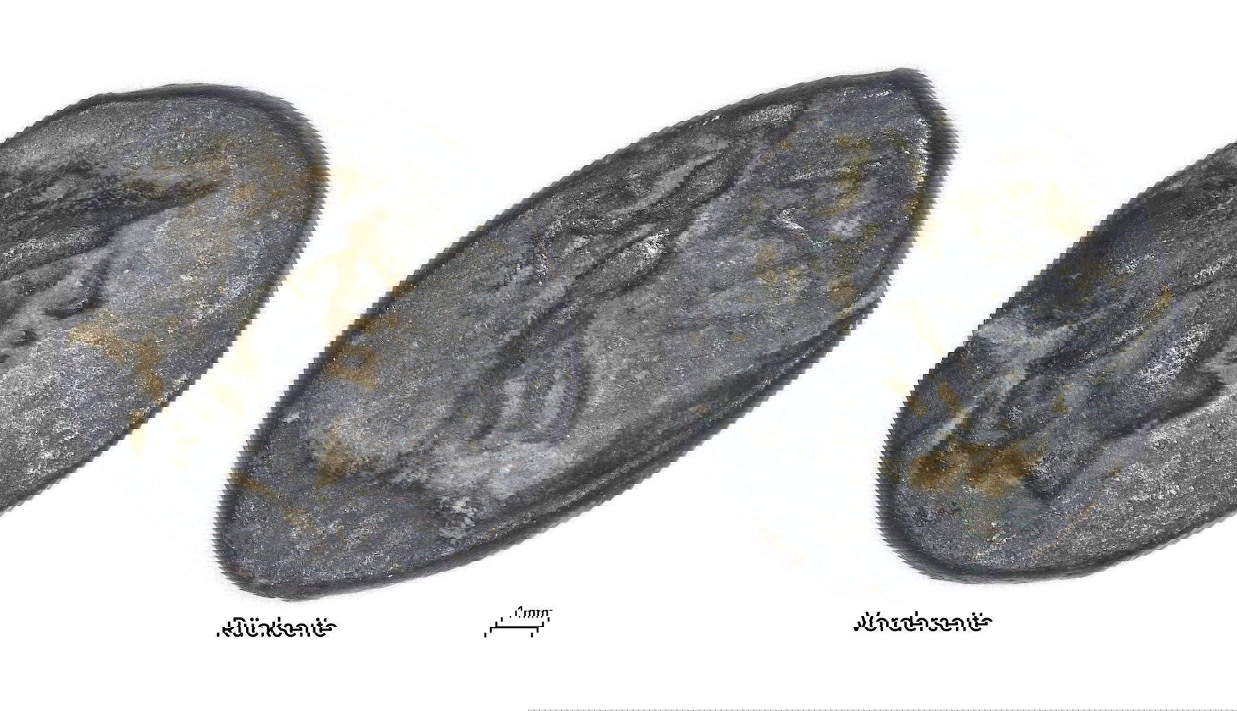 Antigua moneda griega de bronce hallada en Berlín, Spandau (siglo III a.C.). La imagen muestra el anverso y el reverso de la moneda. Documento: Staatliche Museen zu Berlin - Museos Estatales de Berlín, Museum f&uuml;r Vor- und Fr&uuml;hgeschichte - Museo de Prehistoria e Historia, Foto: Ulrike Scheibe