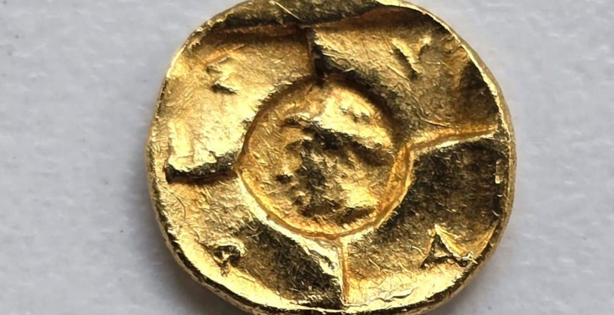 En Agrigento, en la necrópolis de Maddalusa, ha salido a la luz una rara moneda de oro del siglo V a. C.