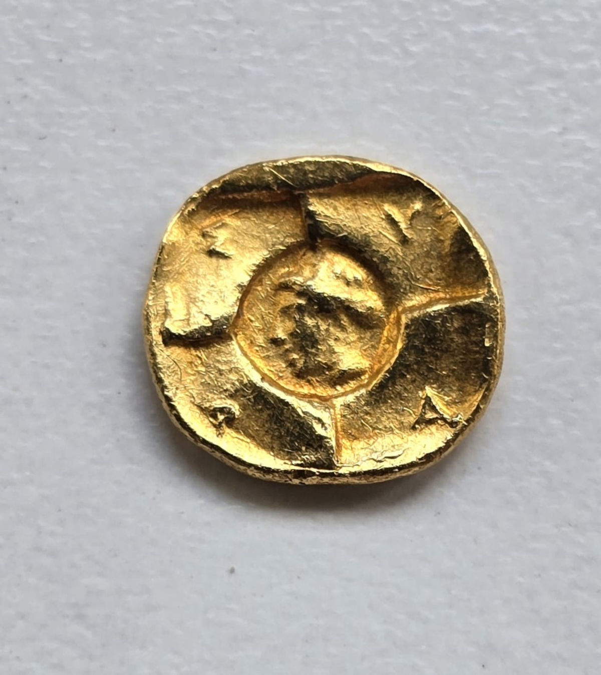 Moneda de oro de Siracusa hallada en las excavaciones de Maddalusa, en Agrigento