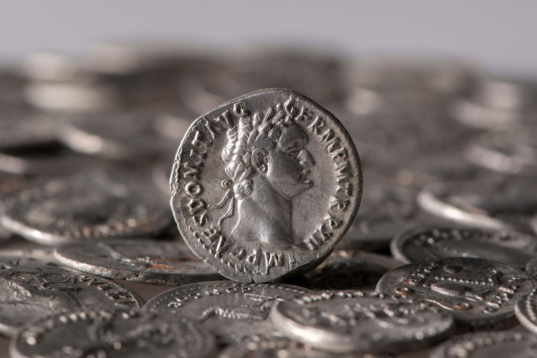 Die meisten M&uuml;nzen stammen aus der Zeit der Flavier und zeigen deren Profil, wie diese hier von Kaiser Domitian. Copyright: Marcel Zanjani/LVR-Amt f&uuml;r Bodendenkmalpflege im Rheinland
