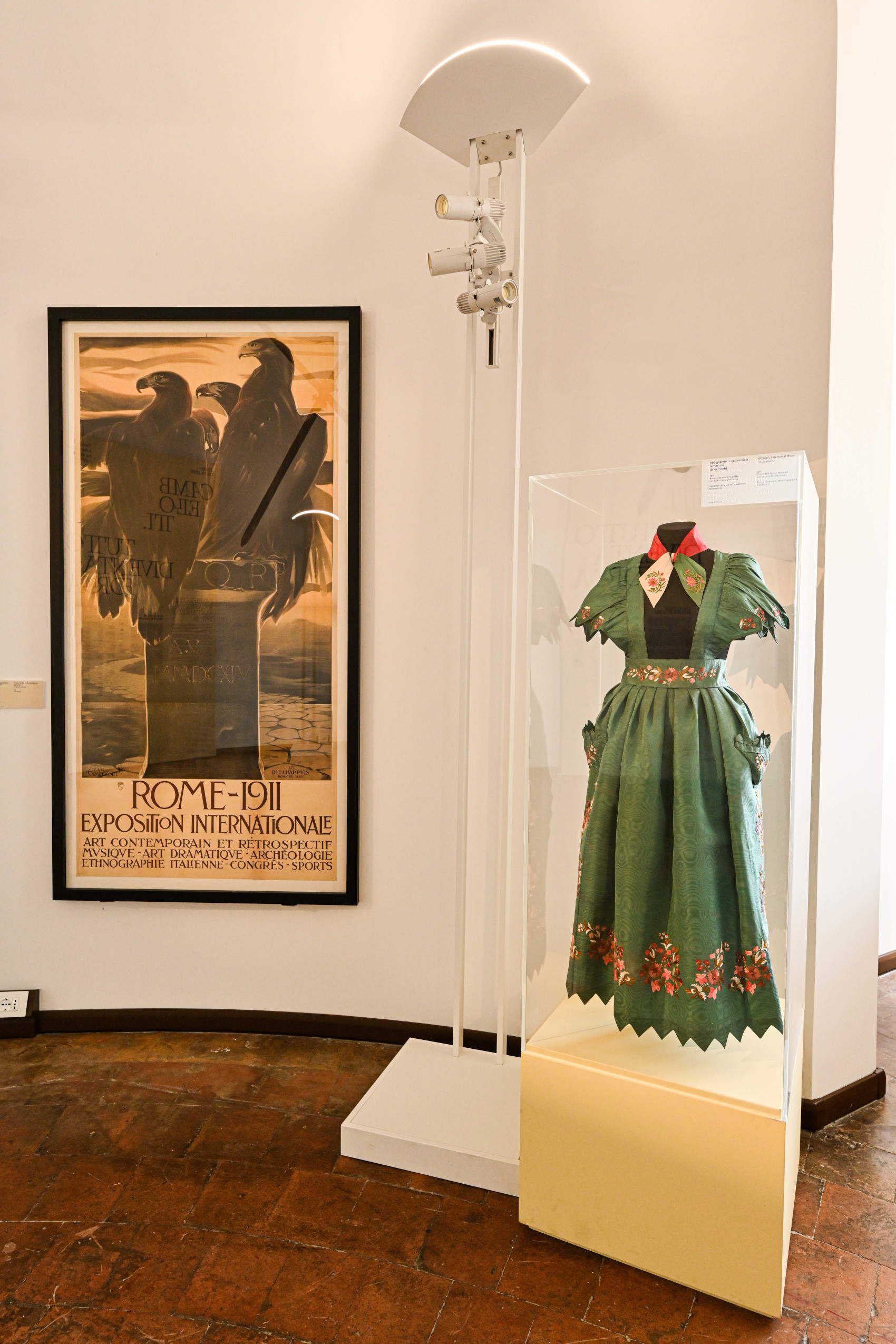 Zeremonielle Frauenkleidung (1911; grüne Moiré-Seide, bestickt mit polychromem Seidengarn, ehemals im Besitz von Maria Capobianco Cambellotti, CSA II-911 a-e)