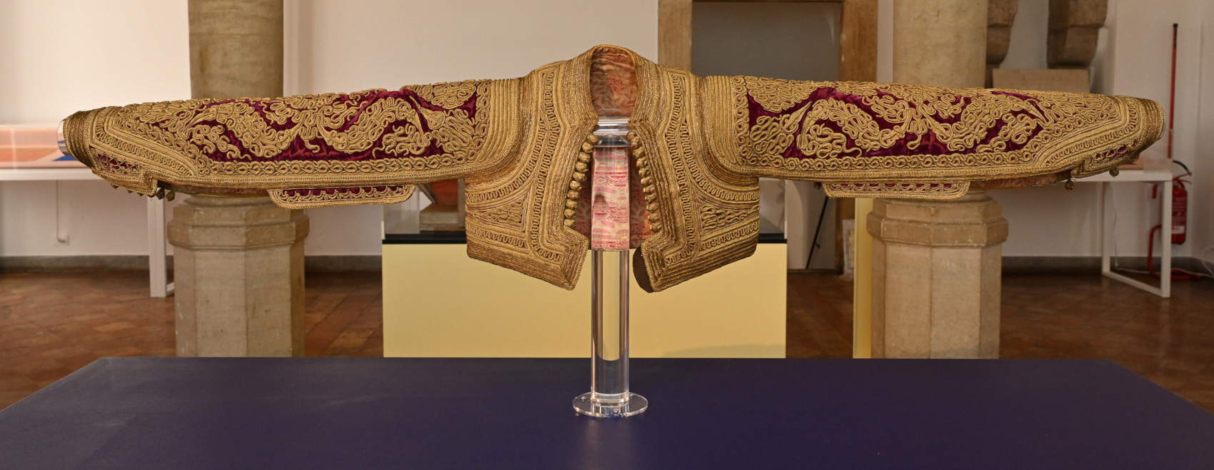Besticktes Kindermieder, erworben in Konstantinopel (heute Istanbul) (1898; Samt mit Stickerei aus vergoldetem Silberfaden; osmanische Herstellung, 300 x 1430 mm, CSA II-913)