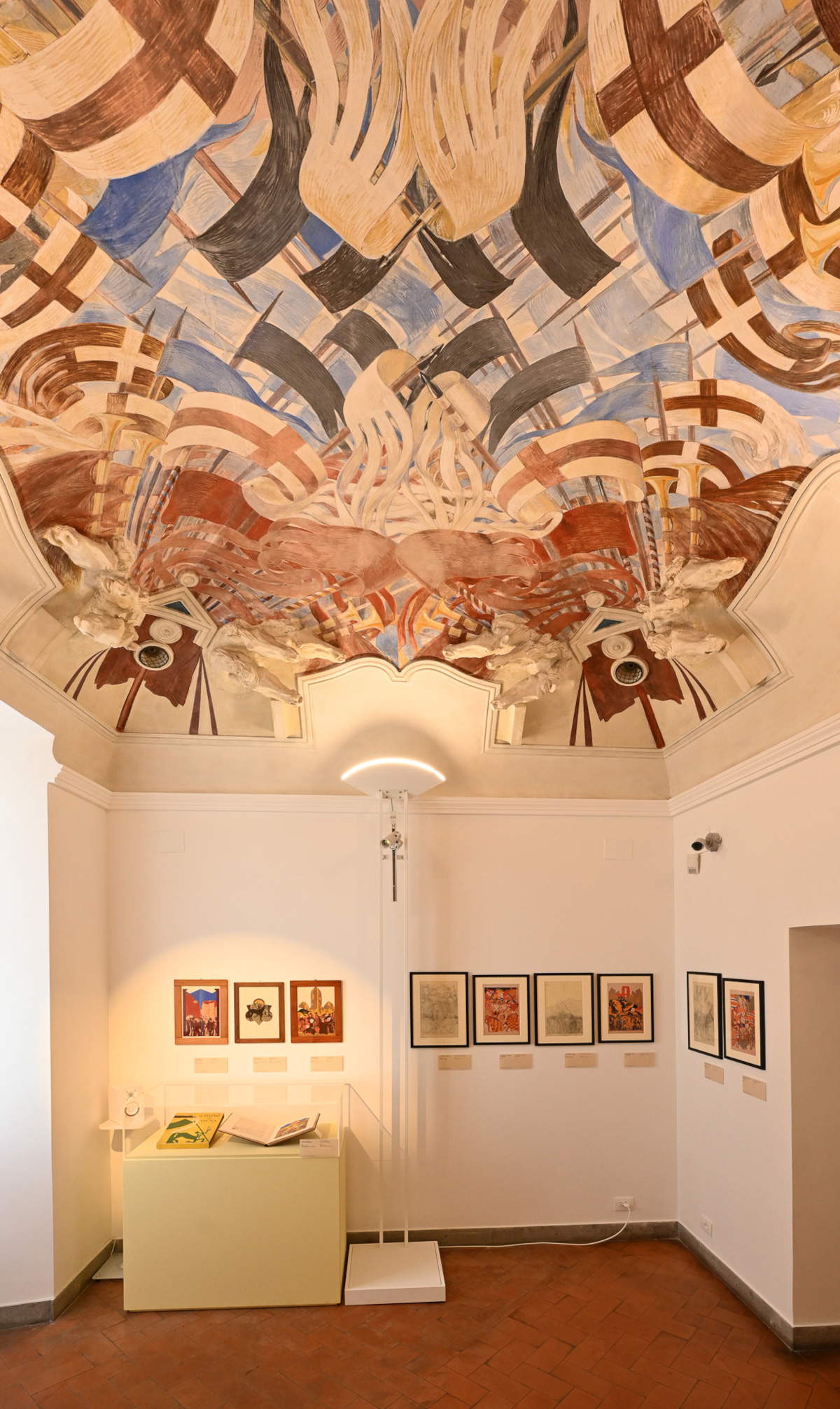 Sala della Cavalleria: Gesamtaufnahme, Illustrazioni per Il Palio di Siena von P. Misciattelli, Rom 1932 (vorbereitende Bleistiftzeichnungen auf Glanzpapier; Temperadrucke, anastatische Holzschnitte, Duilio Cambellotti Opera Archive)