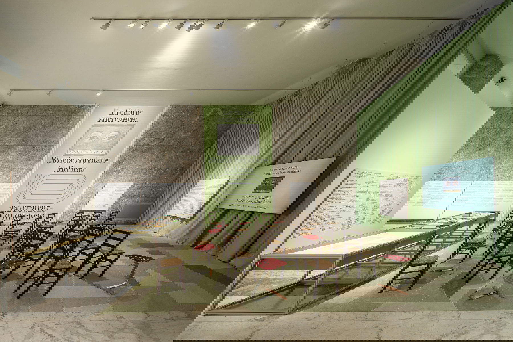 Aufbau der Ausstellung Le fiabe sono vere... Storia popolare italiana im Museum der Zivilisationen in Rom. Foto von Alberto Novelli. Auf Konzession von MUCIV-Museum der Zivilisationen