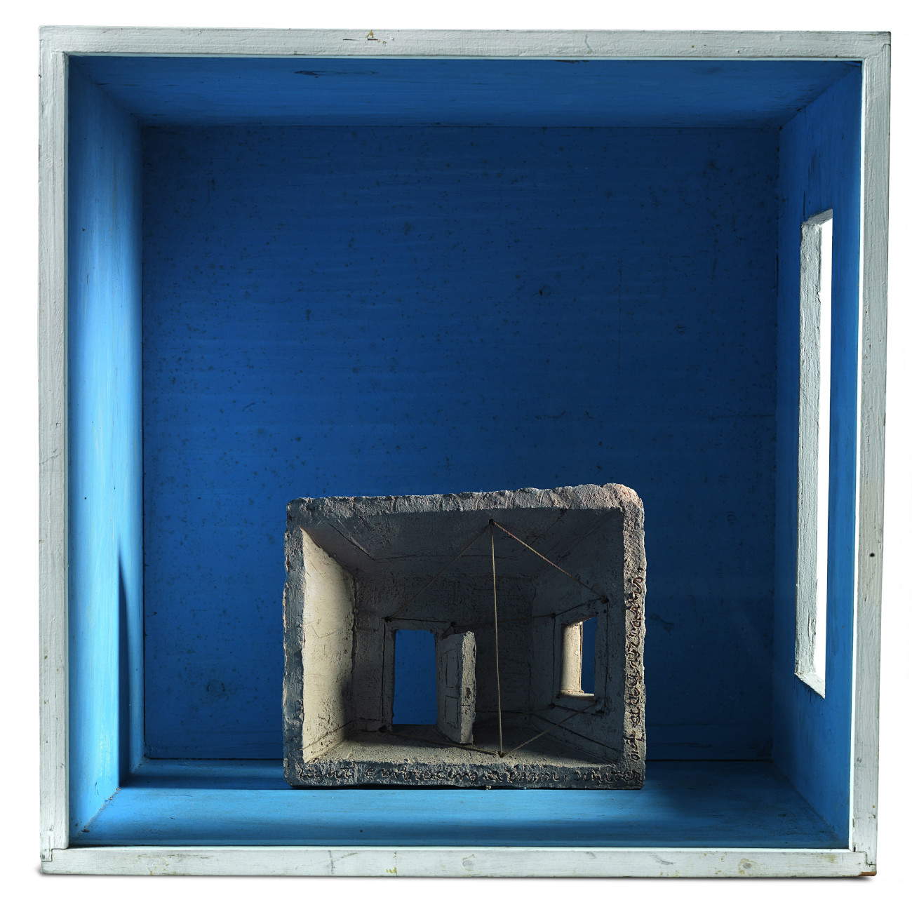 Das Licht, das einen Raum umhüllt, weckt Tagträume (1978; bemaltes Holz und Glas, 40,8 x 40,8 x 40,8 cm; im Inneren: halbfeuerfester Ton mit Baumwollkordel, 17 x 20,4 x 5 cm; Orani, Museo Nivola)