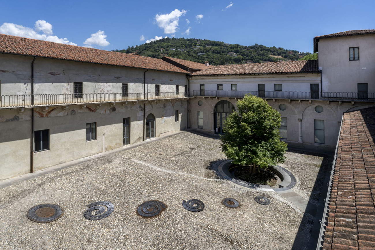 Allestimenti Franca Ghitti. Una storia di Altri Alfabeti, Brescia, Museo di Santa Giulia, 2026 &copy; Foto Ela Bialkowska, OKNO studio