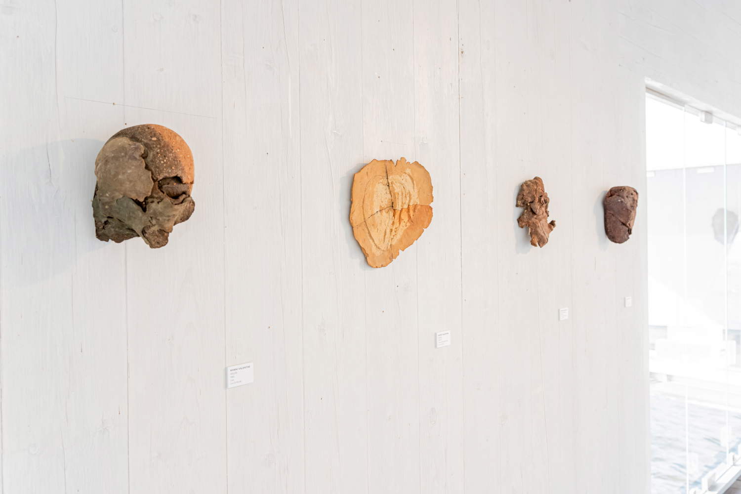 Nanni Valentini. Volto e luogo (2026; allestimento Mirad'Or di Pisogne (Brescia). Foto: Alice Consoli