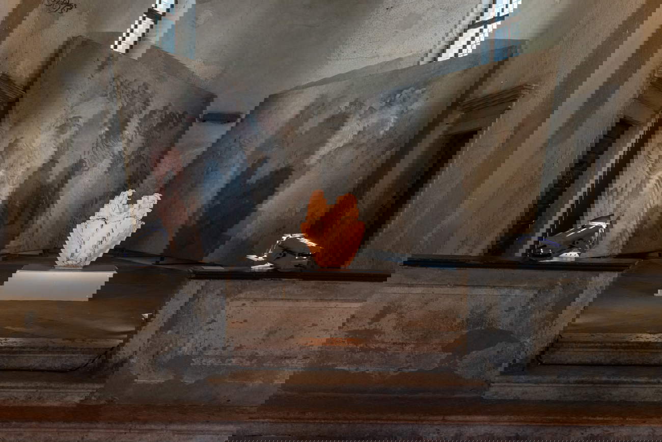 Nanni Valentini. Volto e luogo (2026; allestimento Mirad'Or di Pisogne (Brescia). Foto: Alice Consoli