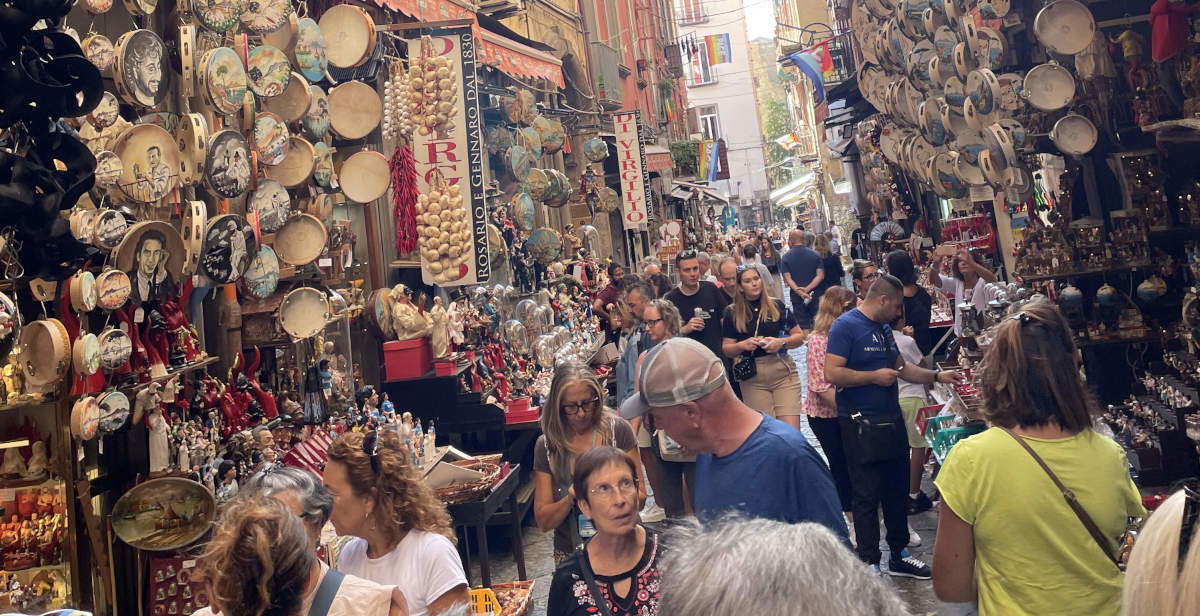 Florence and Venice, take a cue from Naples: in San Gregorio Armeno, junk doesn’t stand a chance