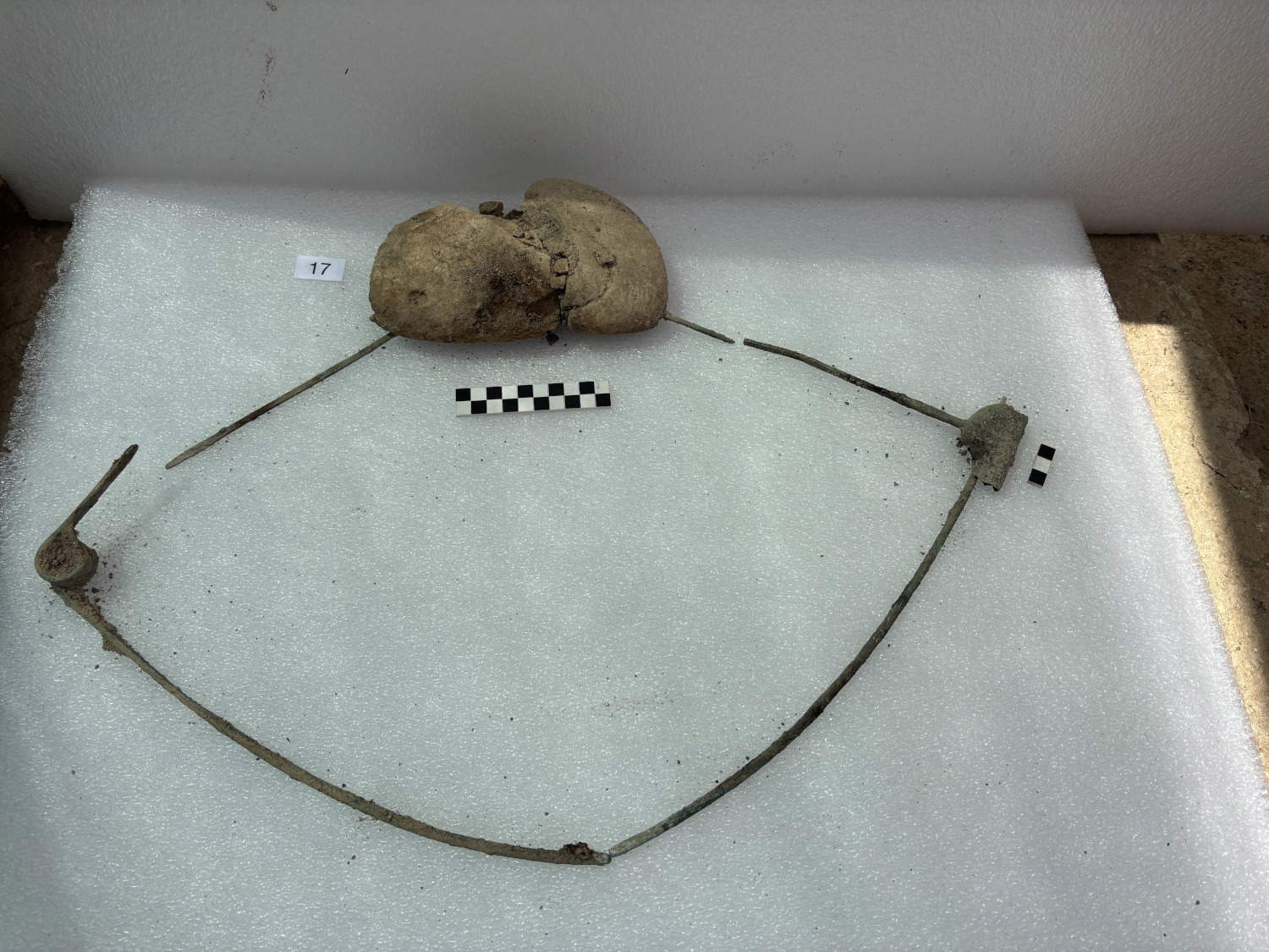 Brooch with an amber centerpiece. Photo: Office of Communications, Promotion, and Information, ABAP AN PU Superintendency