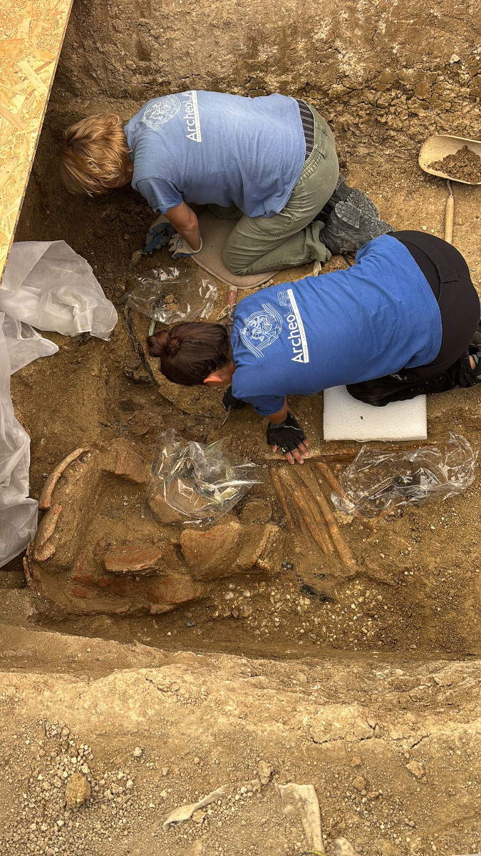 Currus tomb currently being excavated. Office of Communication, Promotion, and Information, ABAP AN PU Superintendency