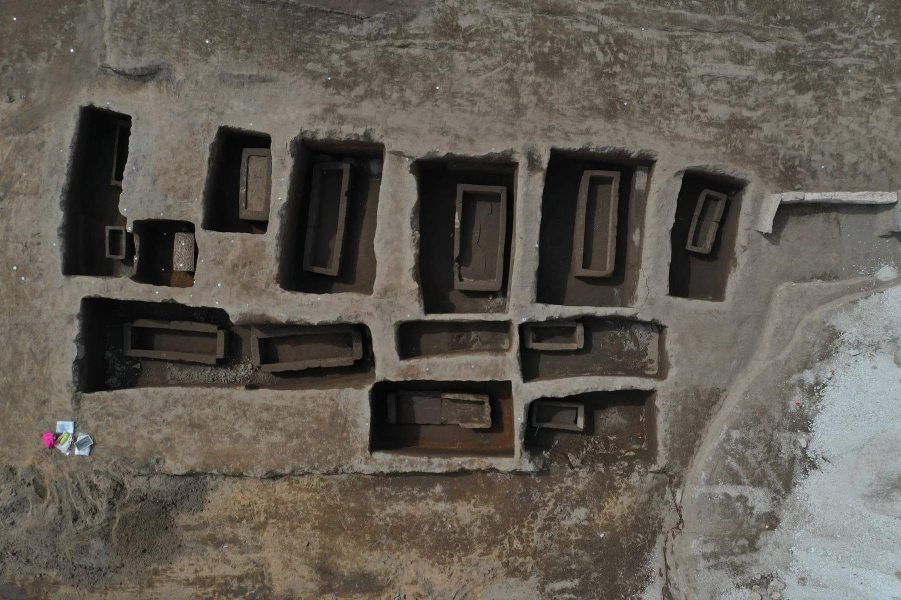 Die Nekropole in der Via dei Pastai und ihre Funde. Foto: Soprintendenza ABAP Napoli