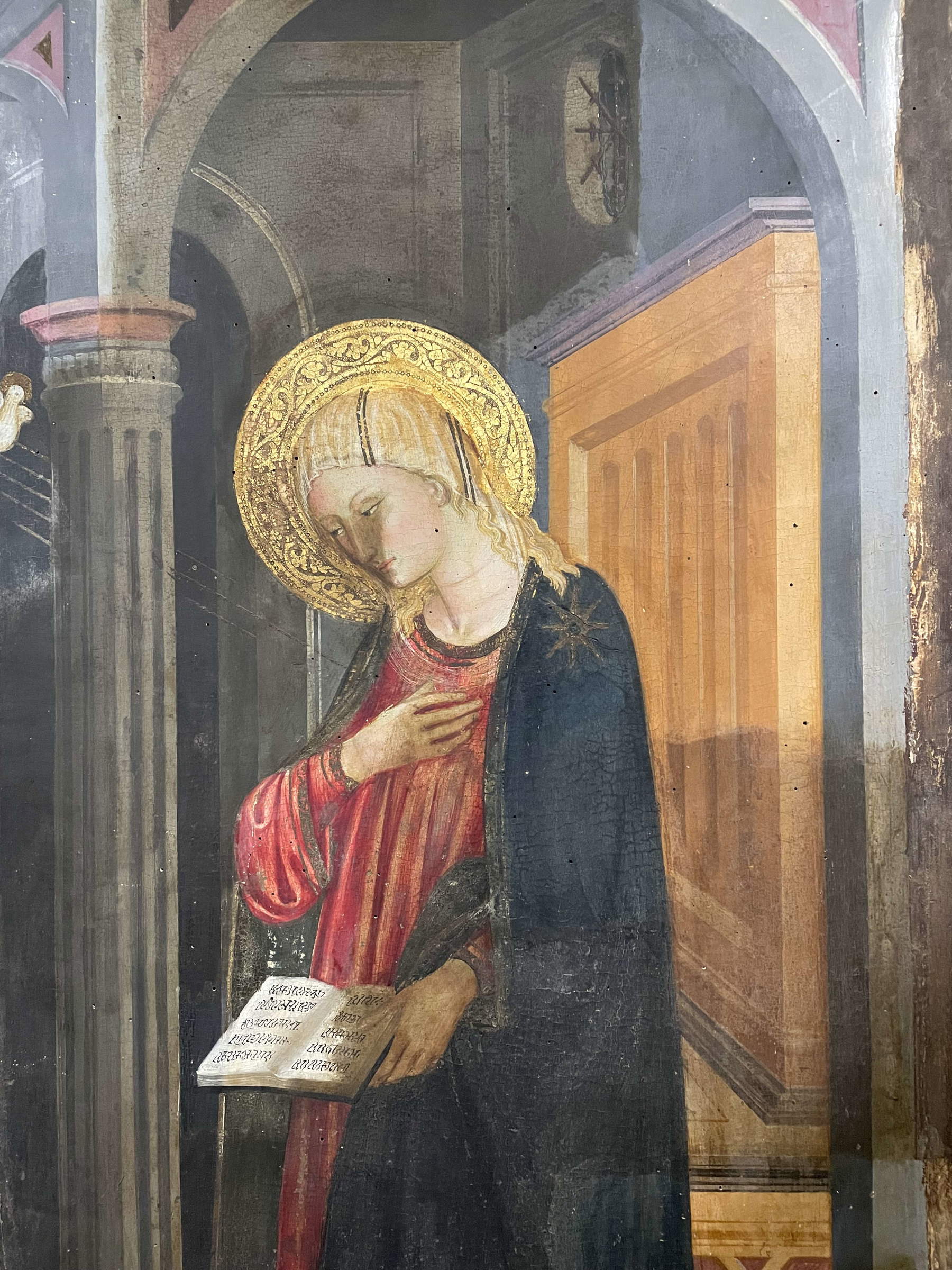 La Virgen durante la limpieza