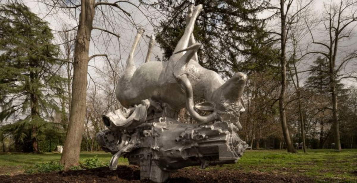 Nico Vascellari en París: la escultura Horse Power investiga la relación entre naturaleza y máquina