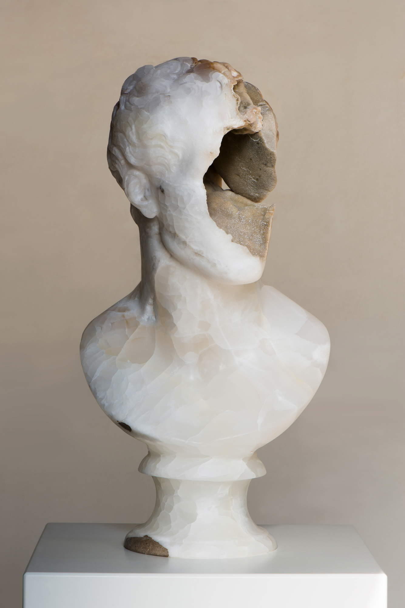 Nicola Samor&igrave;, Lingua greca (2017; onice, 57 x 34 x 34 cm)