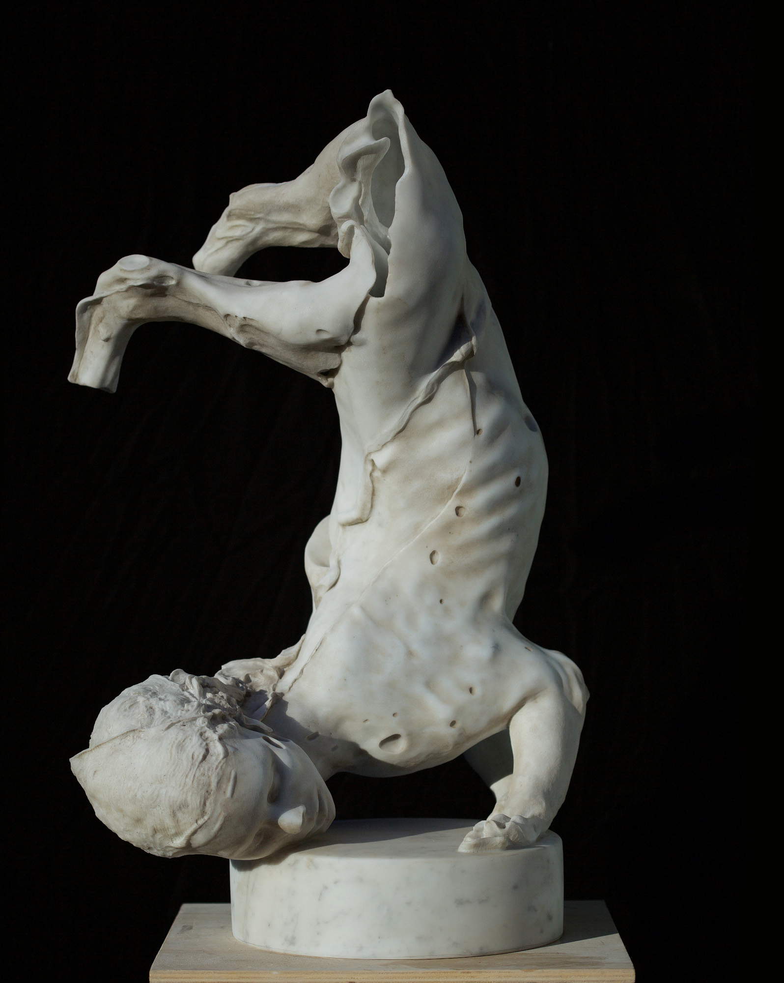 Nicola Samor&igrave;, Vergine della vertigine (2025; marmo bianco di Carrara, 90 x 54,8 x 38 cm)