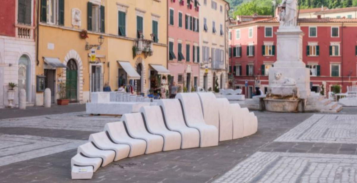 White Carrara 2026, die Rückkehr des Marmordesigns in die Stadt: 30 Werke für das historische Zentrum