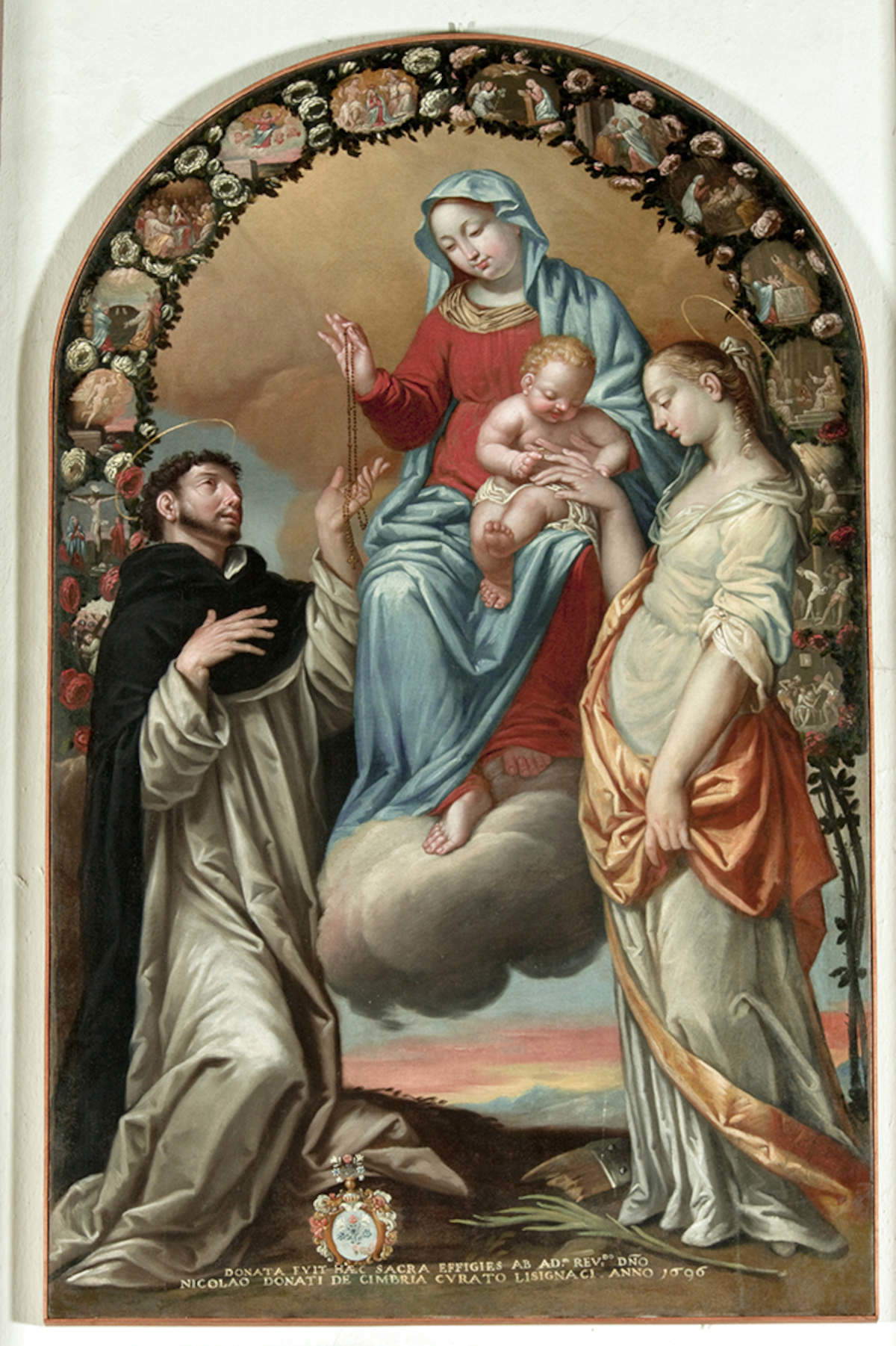 Nicol&ograve; Dorigati, „Die Rosenkranzmadonna überreicht dem heiligen Dominikus und der heiligen Katharina von Alexandrien die Krone, während diese den mystischen Ring vom Jesuskind entgegennimmt“ (1696)