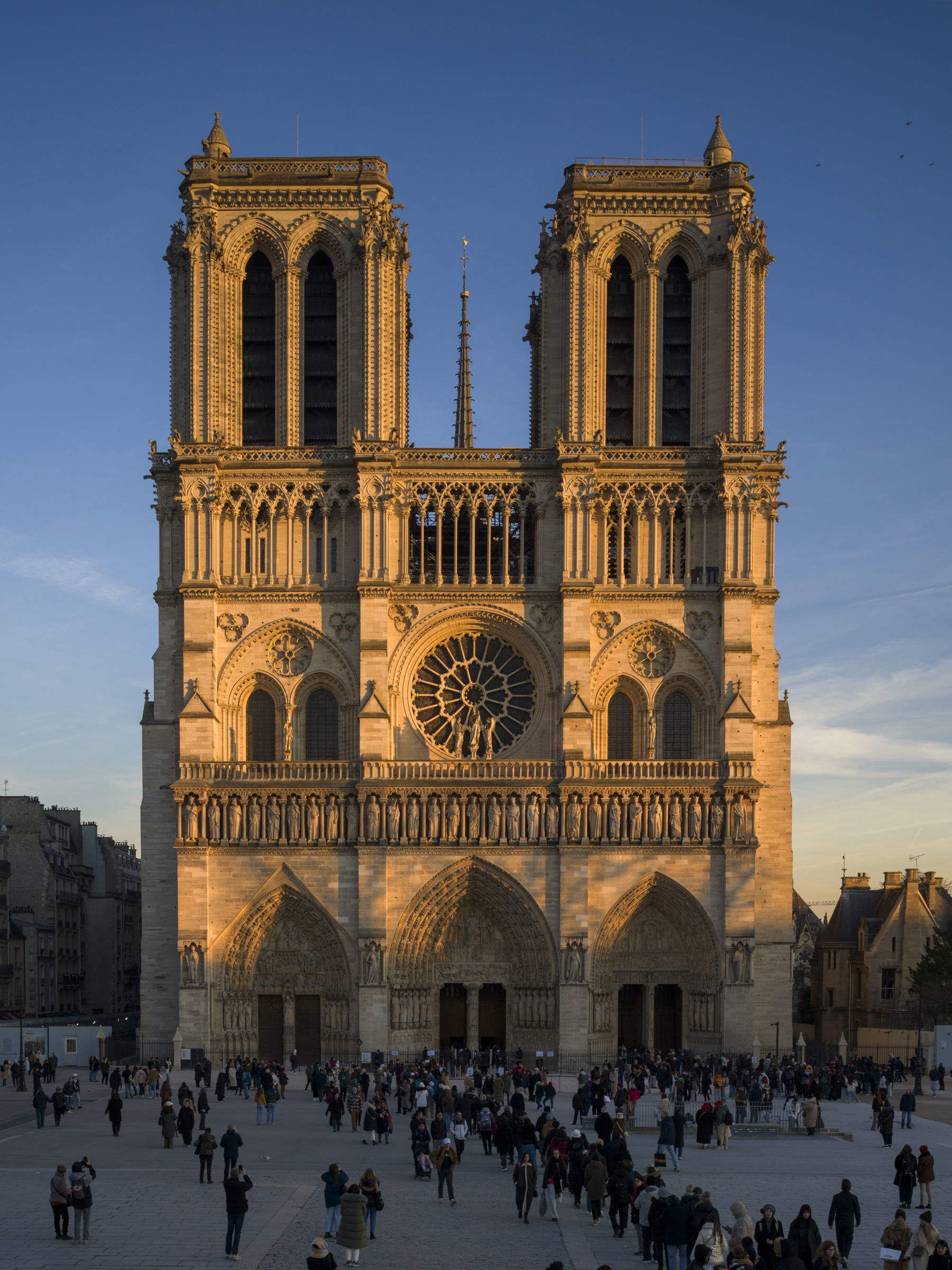 El rosetón occidental, en su mayor parte de época medieval, se encuentra en el centro de la fachada que da al patio delantero. David Bordes &copy; Reb&acirc;tir Notre-Dame de Paris