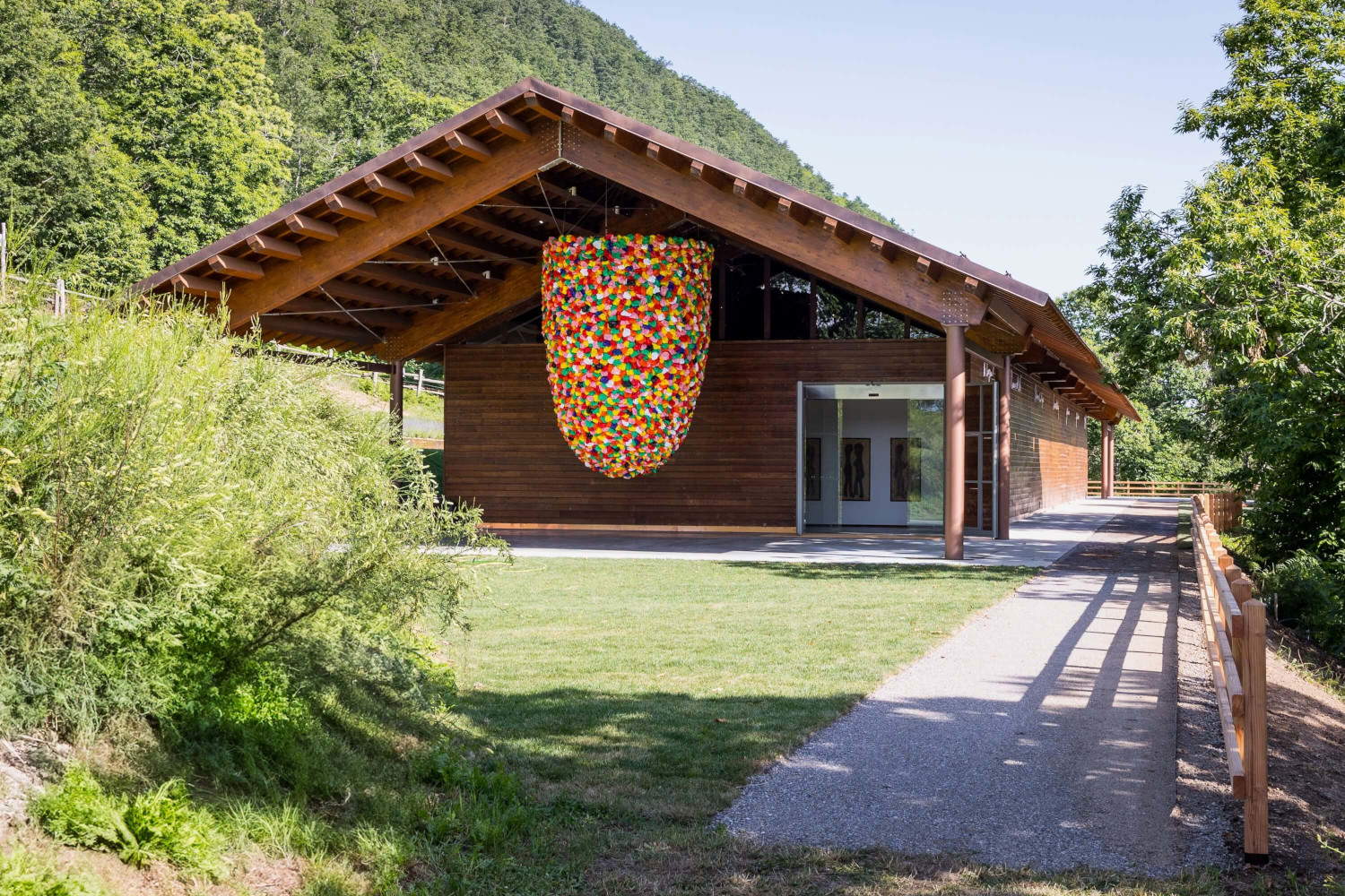 Pascale Marthine Tayou, Plastic bags (2024; OCA Oasy Contemporary Art). Foto: Mattia Marasco